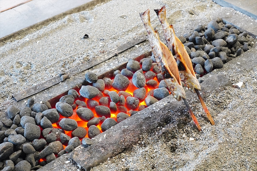 囲炉裏で岩魚の塩焼き画像02