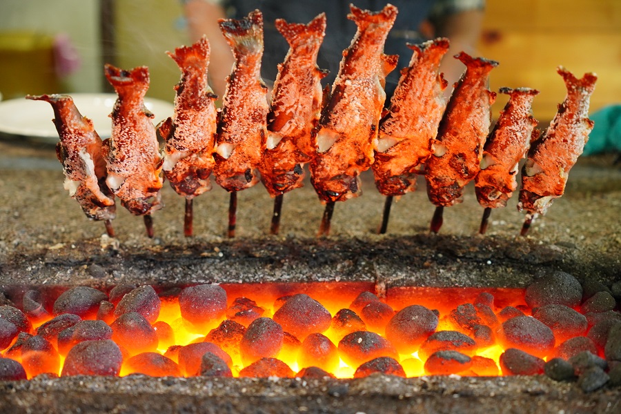 囲炉裏で岩魚の塩焼き画像05